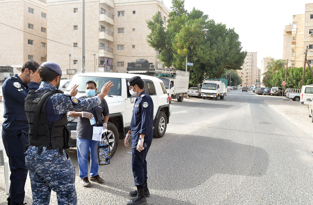 رجال الامن في مدخل أحد شوارع المهبولة	(تصوير أسعد عبدالله)