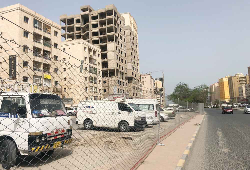 أسلاك تحيط بمنطقة المهبولة