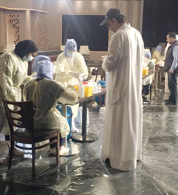 أحد الموظفين يخضع للفحص