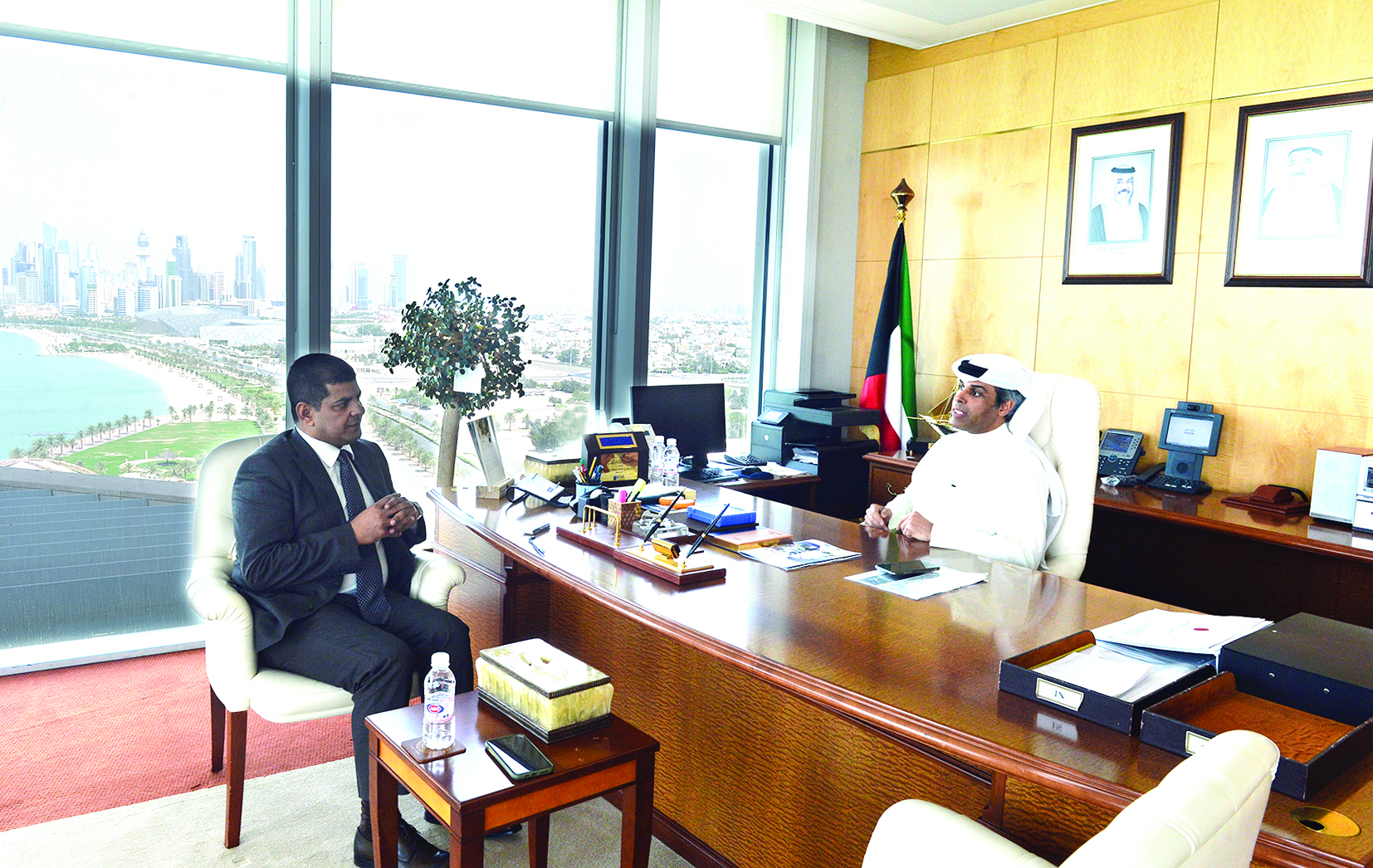 الفاضل متحدثاً للزميل رضا السناري           	      (تصوير أسعد عبدالله) 