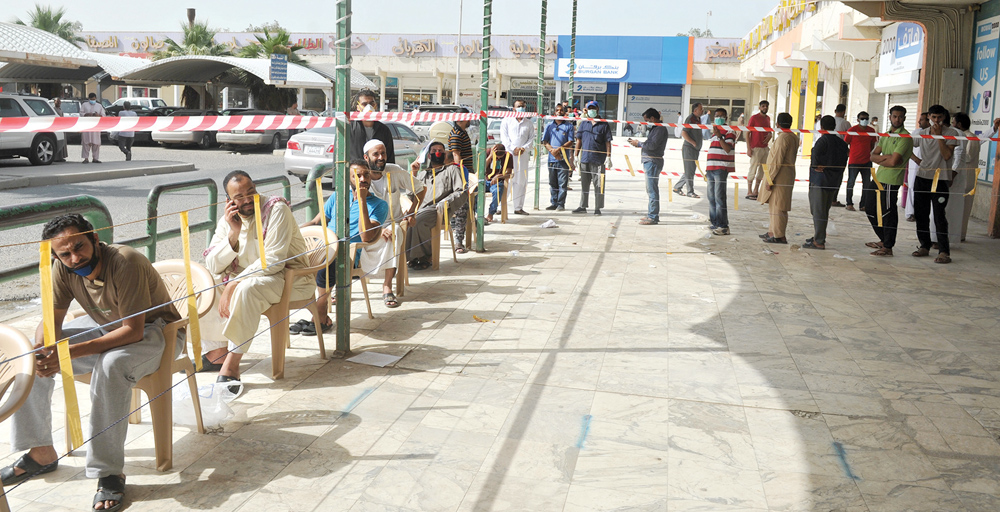 طابور للمتسوقين وفق الاشتراطات الصحية
