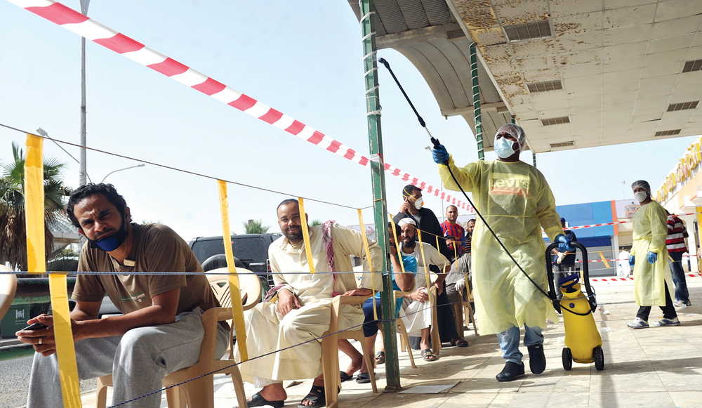 تعقيم بالتزامن مع استقبال المتسوقين