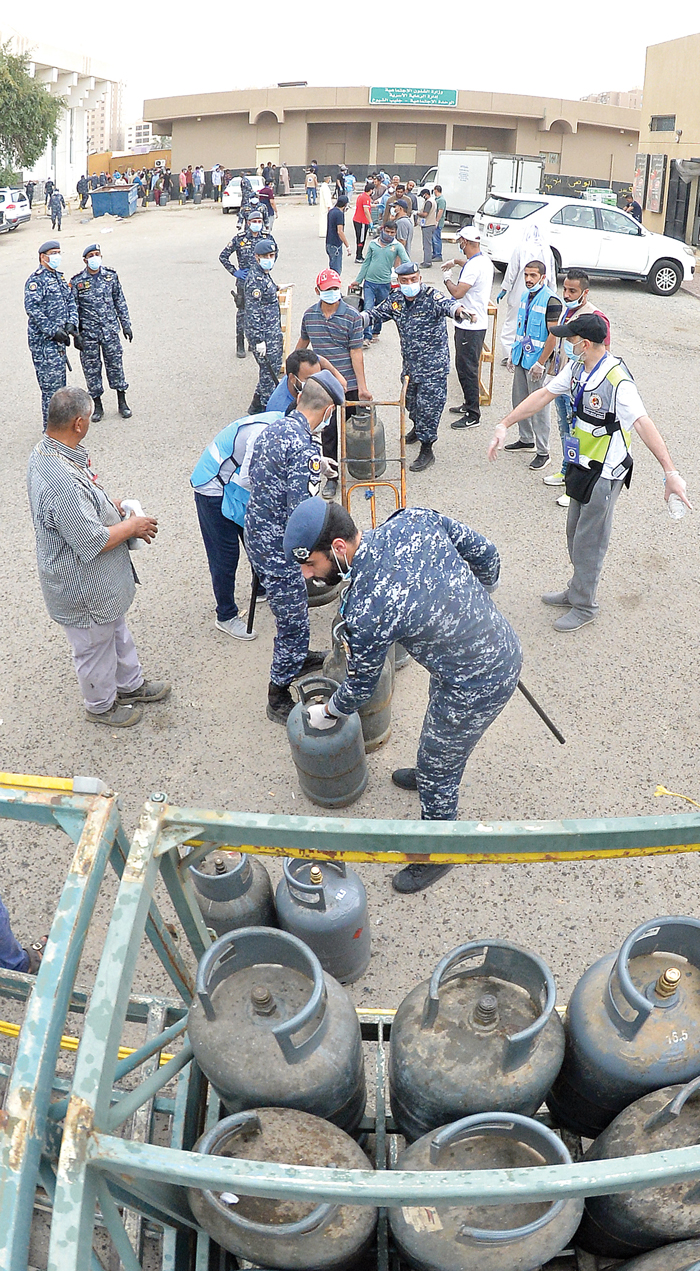 توزيع اسطوانات غاز في الجليب 	  (تصوير أسعد عبدالله)  