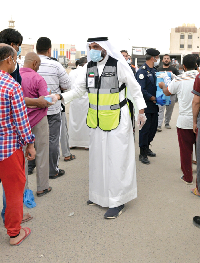 سالم الحمر يشرف على توزيع الوجبات   