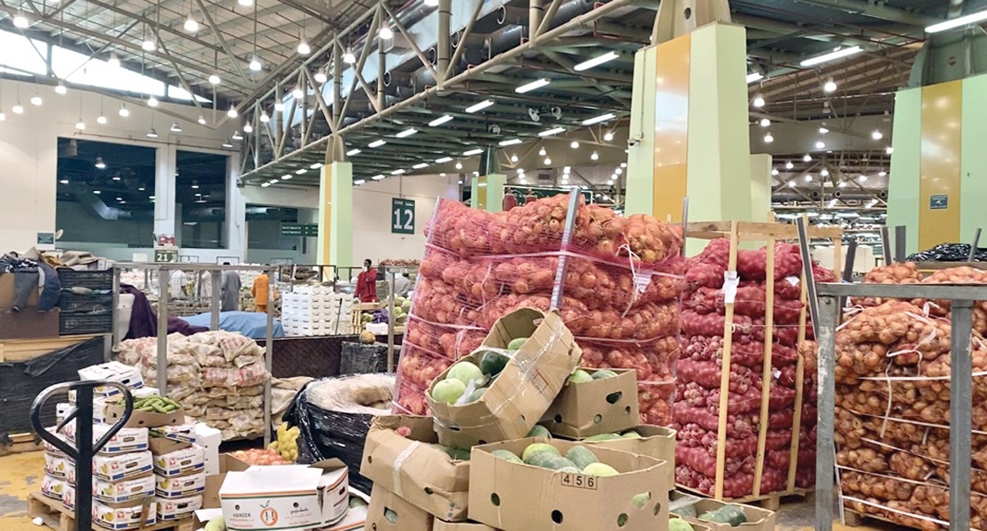 أكياس البصل في انتظار الزبائن