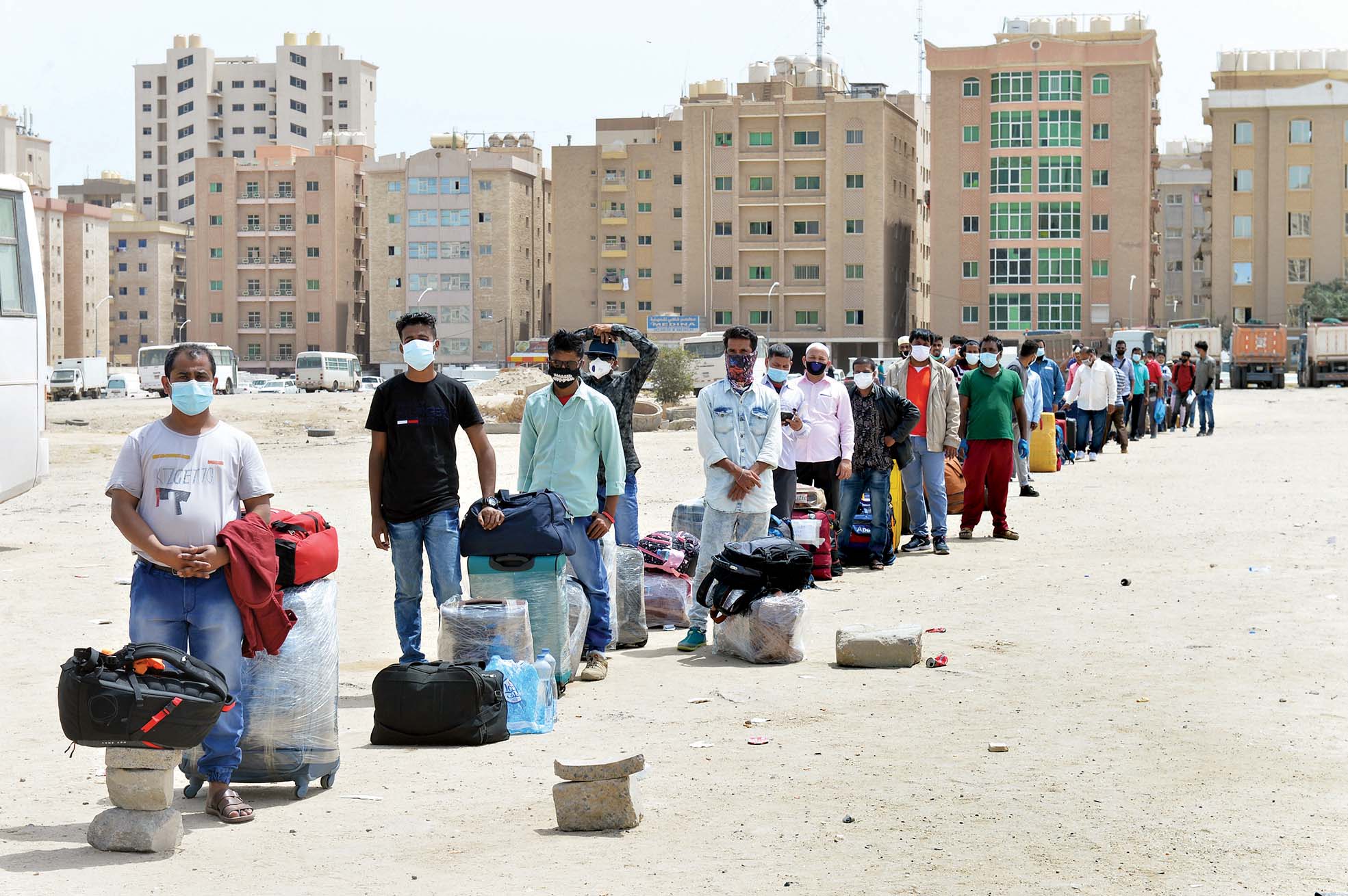 بعض المخالفين استعدوا للخروج من المهبولة لكنهم لم يستطيعوا 	(تصوير أسعد عبدالله)