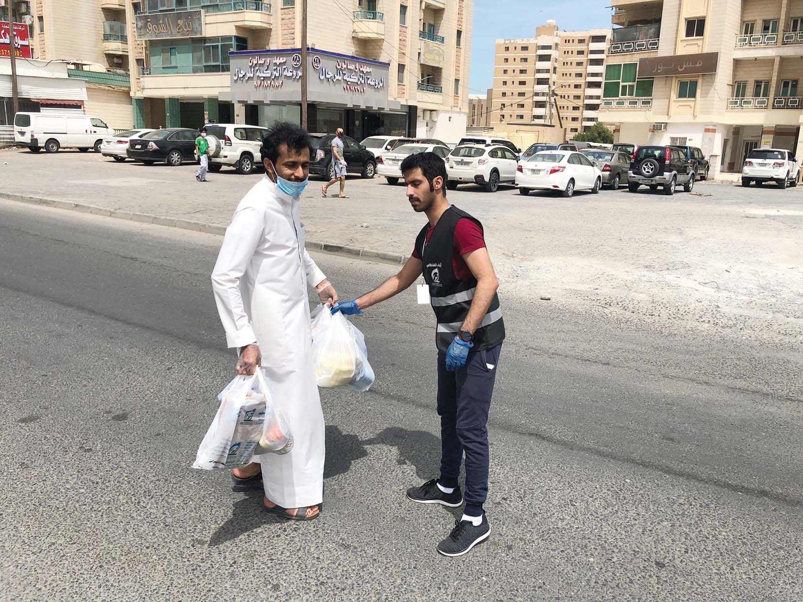 الفرق التطوعية تعمل على ايصال المساعدات