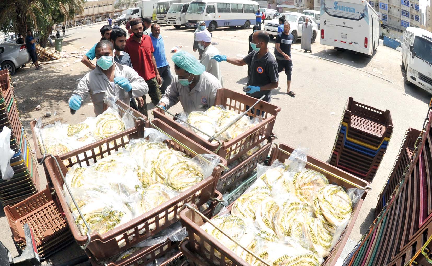 توفير الخبز لسكان المنطقة	(تصوير سعود سالم)