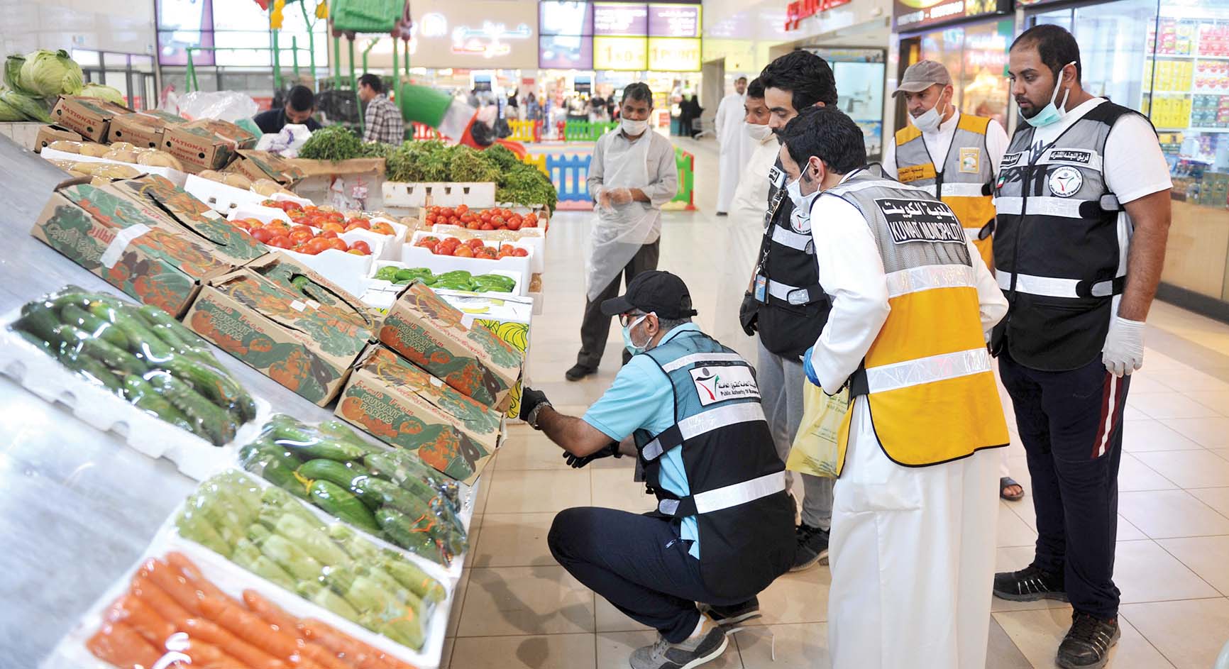 المويزري والحافظ يتأكدان من تراخيص سوق الخضار   (تصوير سعود سالم)