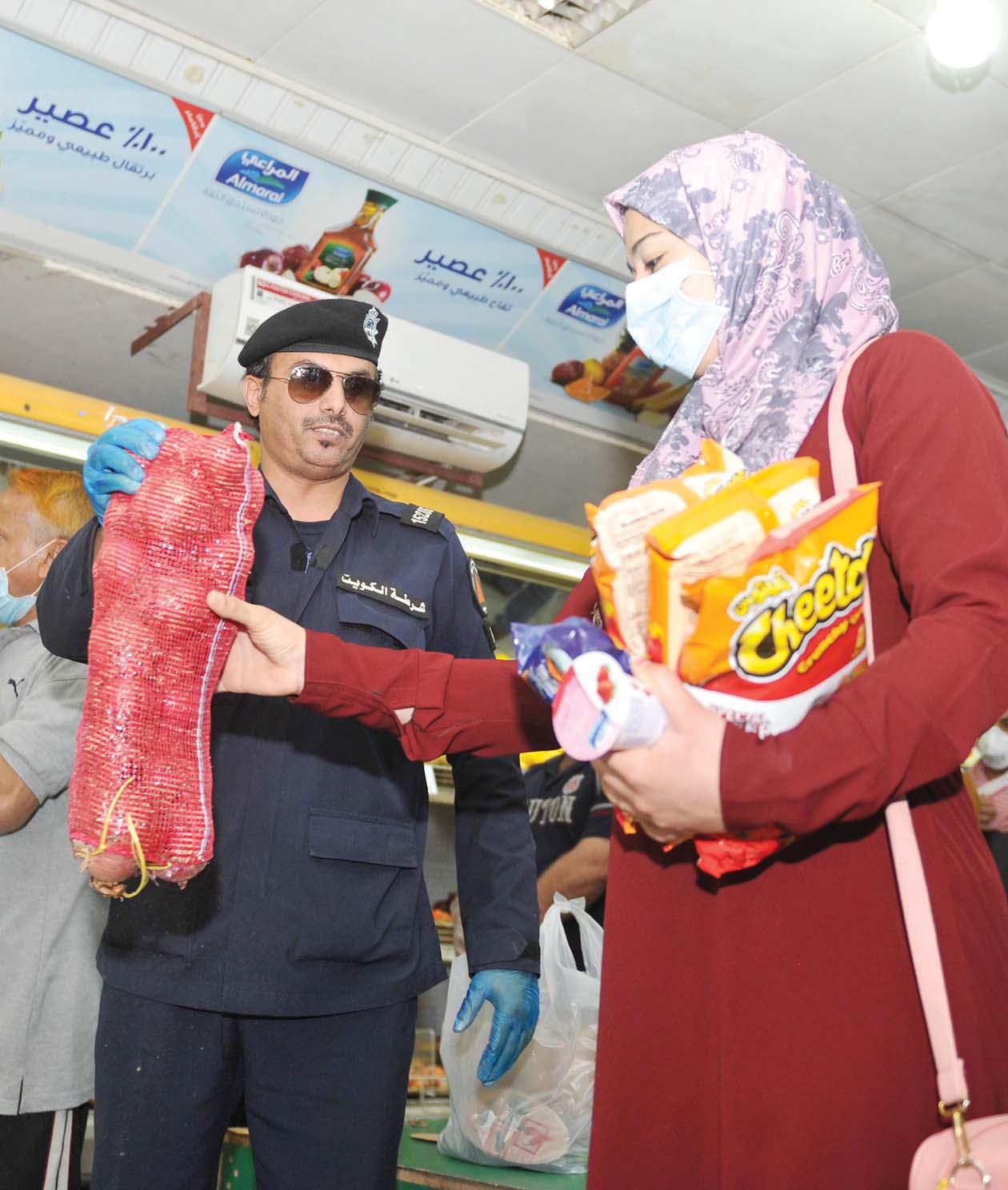 رجل أمن يساهم في توزيع المواد الغذائية 