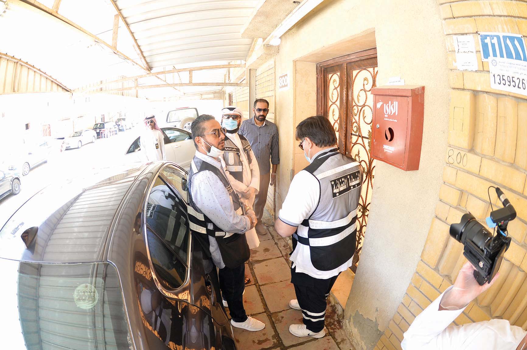 فريق التفتيش أمام أحد البيوت   	 (تصوير أسعد عبدالله)