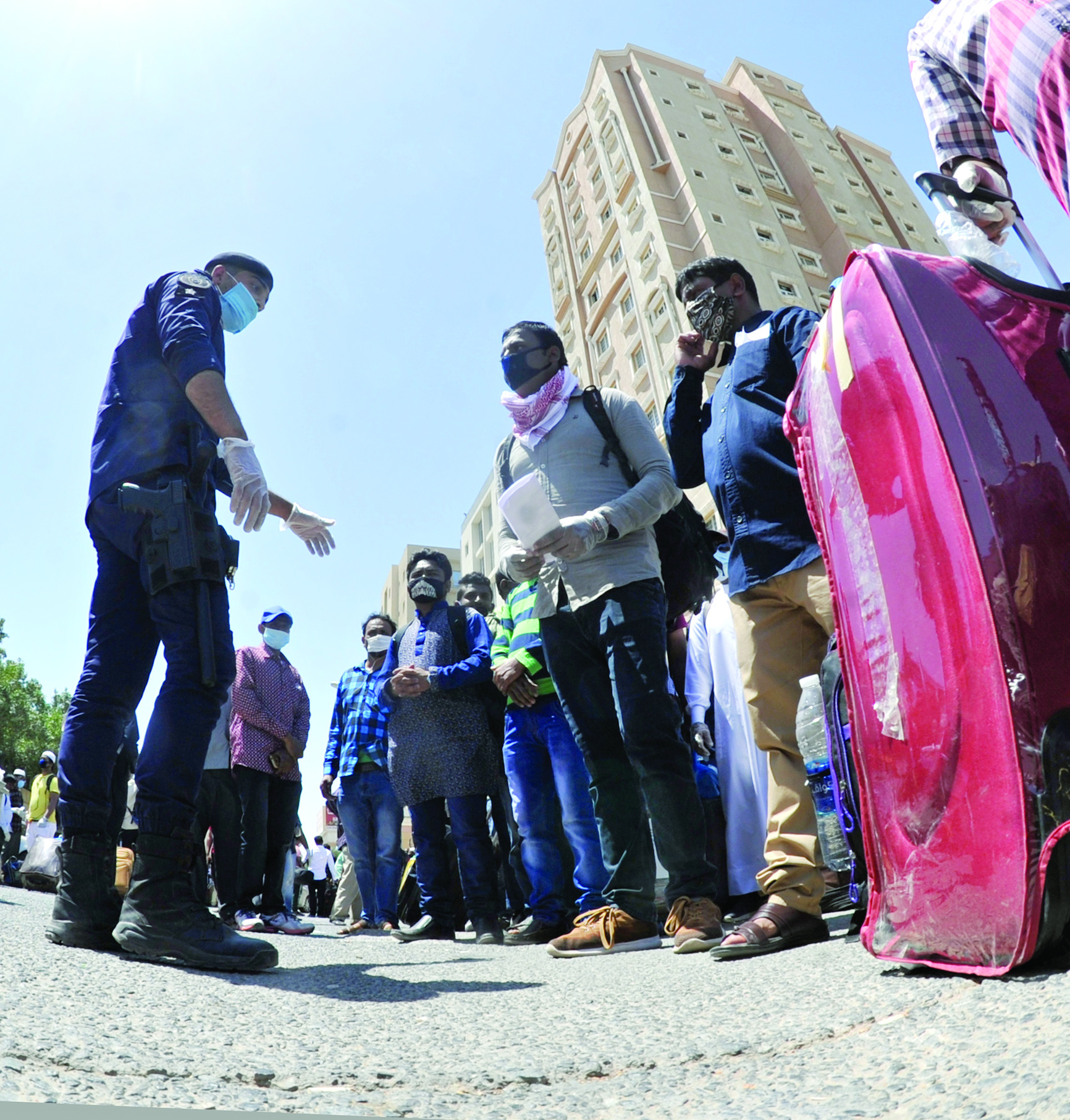 ضابط يدقق على ثبوتيات المخالفين