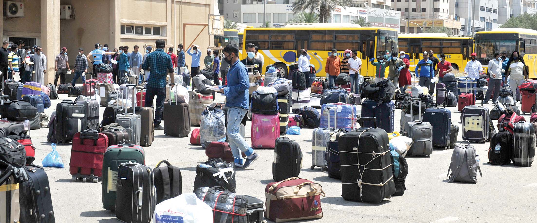 أمتعة المخالفين تملأ ساحة المركز قبل النقل إلى مركز الإيواء