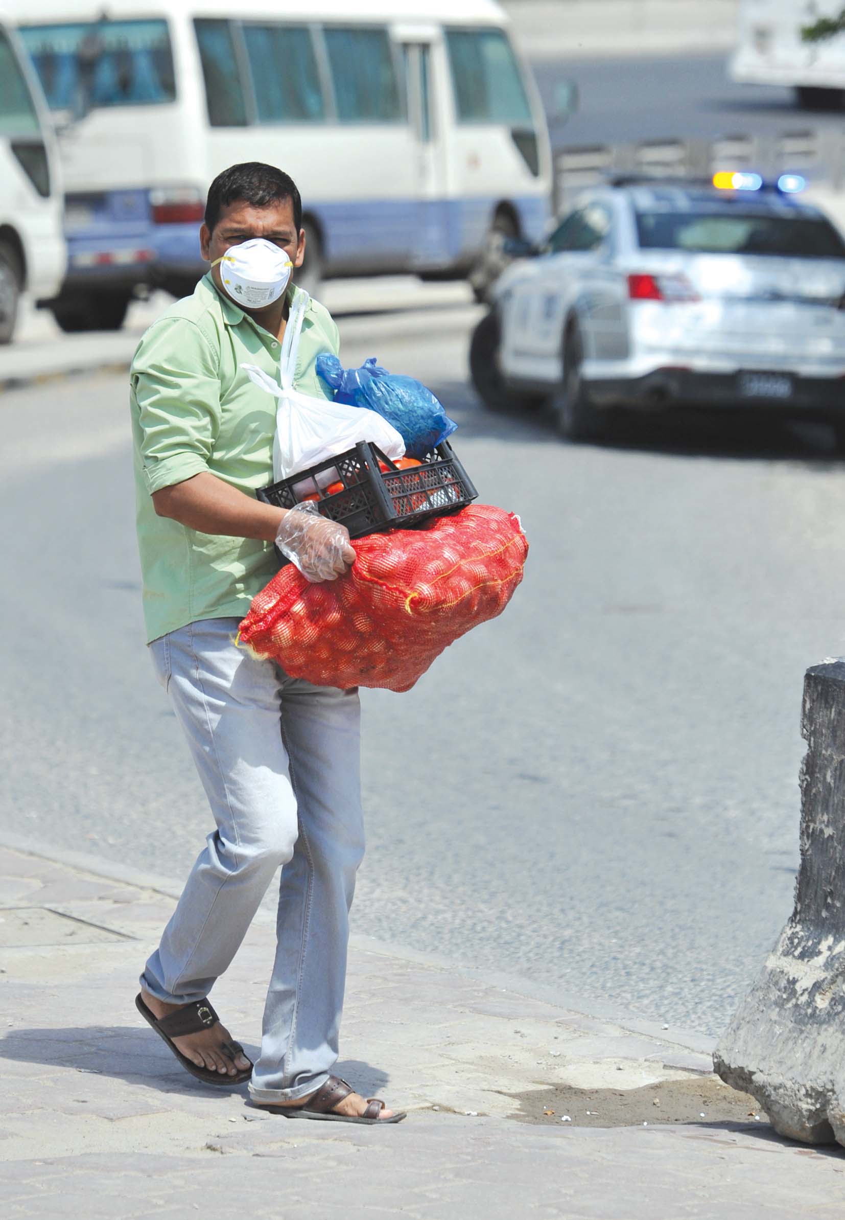 مقيم يتلقى معونات من خارج المنطقة	 (تصوير سعود سالم)