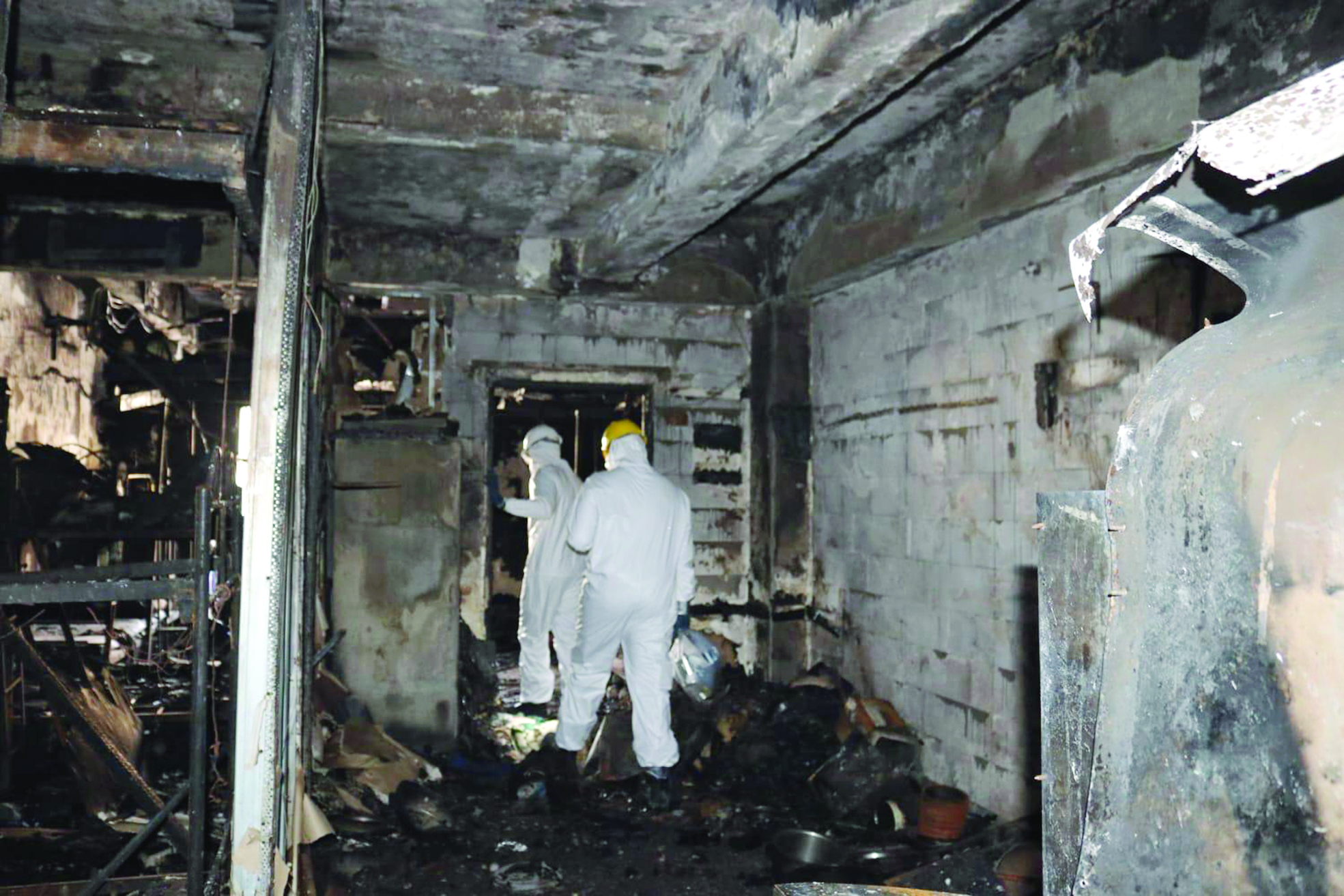 آثار الحريق في الداخل 