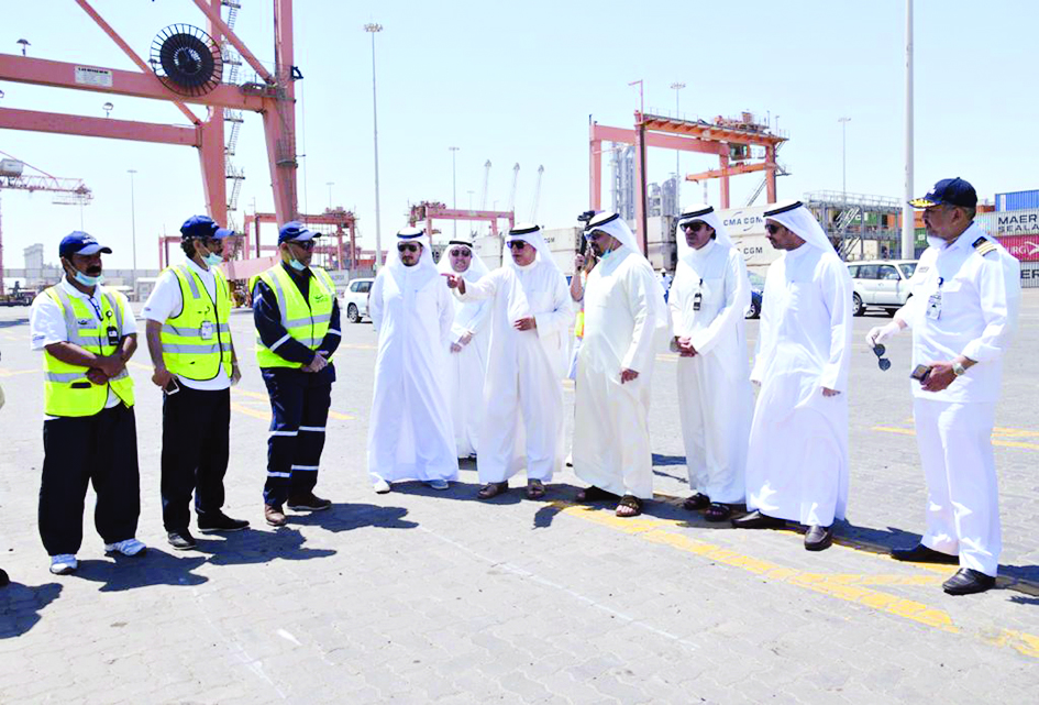 الوزير يوجه تعليماته لموظفي الميناء بحضور قياديي مؤسسة الموانئ