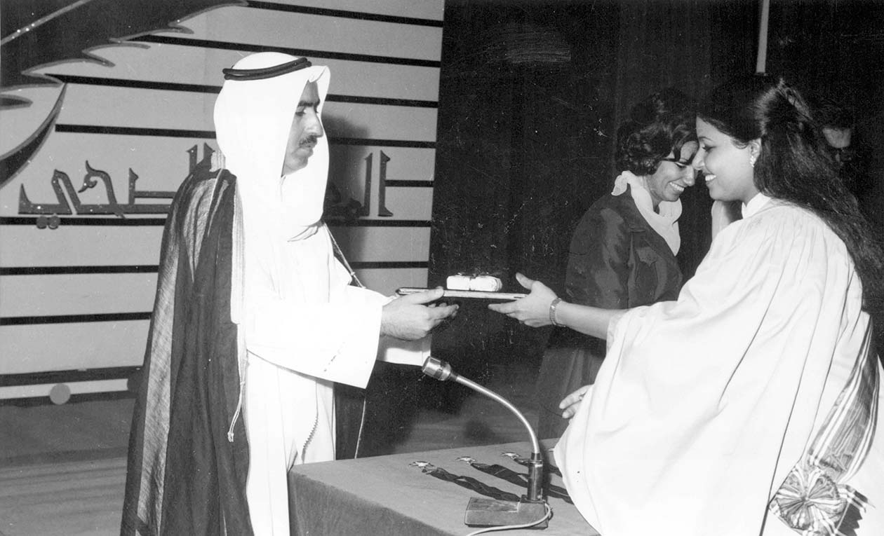 وزير التربية الراحل يوزع الجوائز على الدفعة الأولى من المشرفات الصحيات