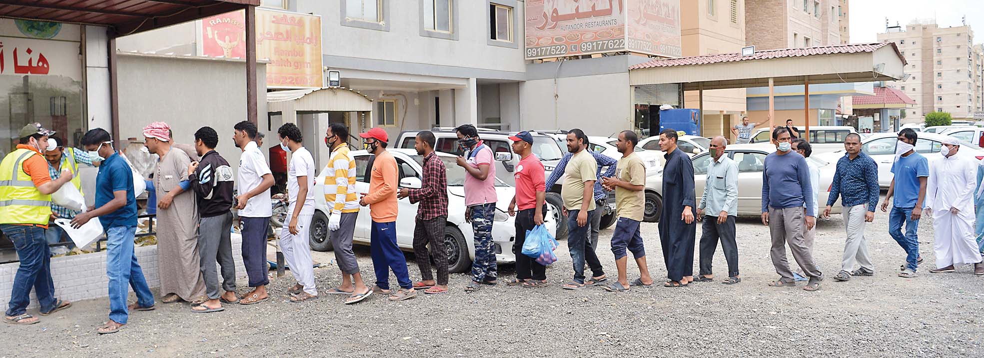 u062au0646u0638u064au0645 u0623u0645u0627u0645 u0645u0631u0643u0632 u062au0648u0632u064au0639 u0645u0633u0627u0639u062fu0627u062a u0641u064a u0627u0644u062cu0644u064au0628t   (u062au0635u0648u064au0631 u0646u0627u064au0641 u0627u0644u0639u0642u0644u0629)