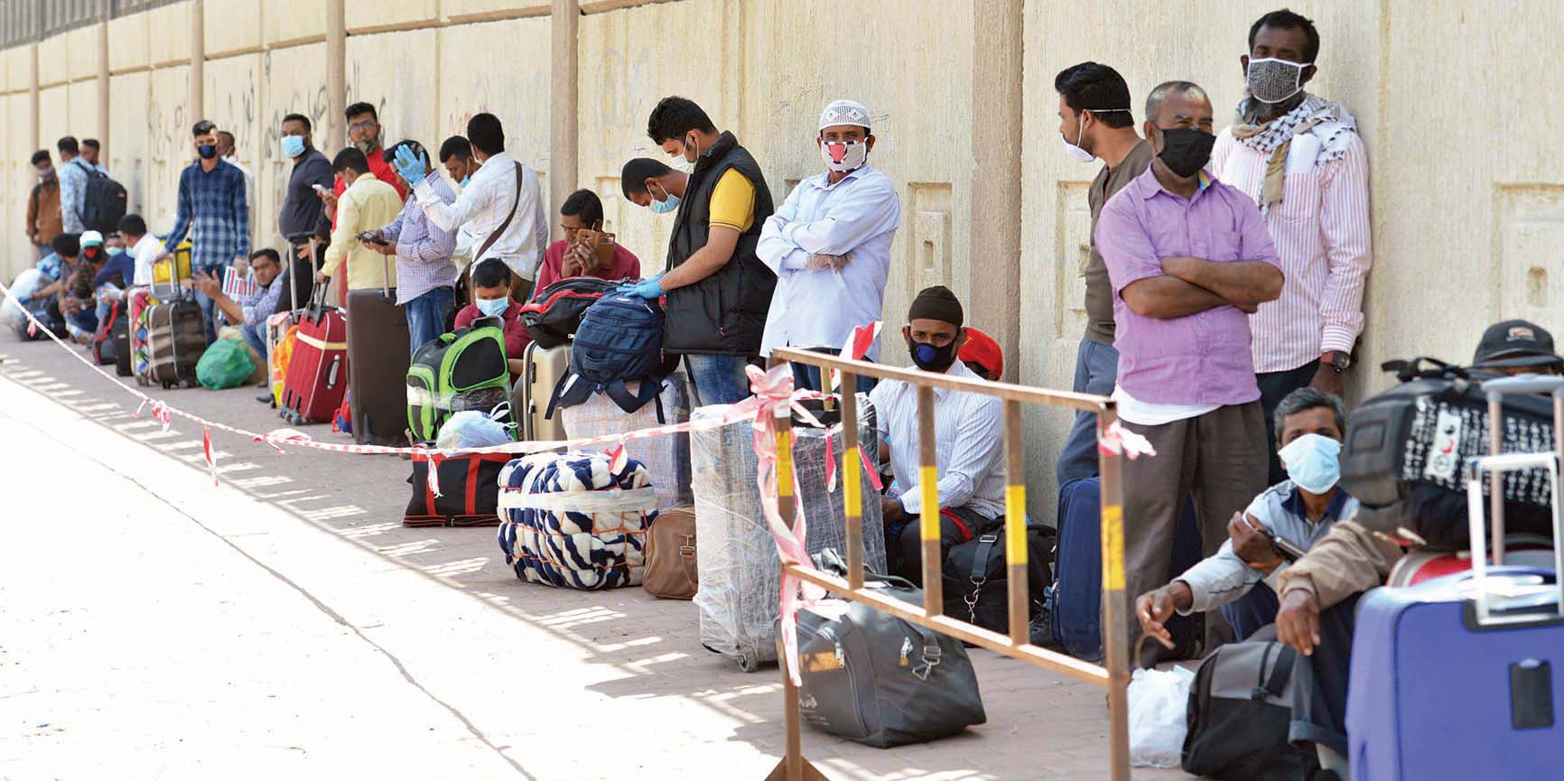 في انتظار دورهم للدخول 