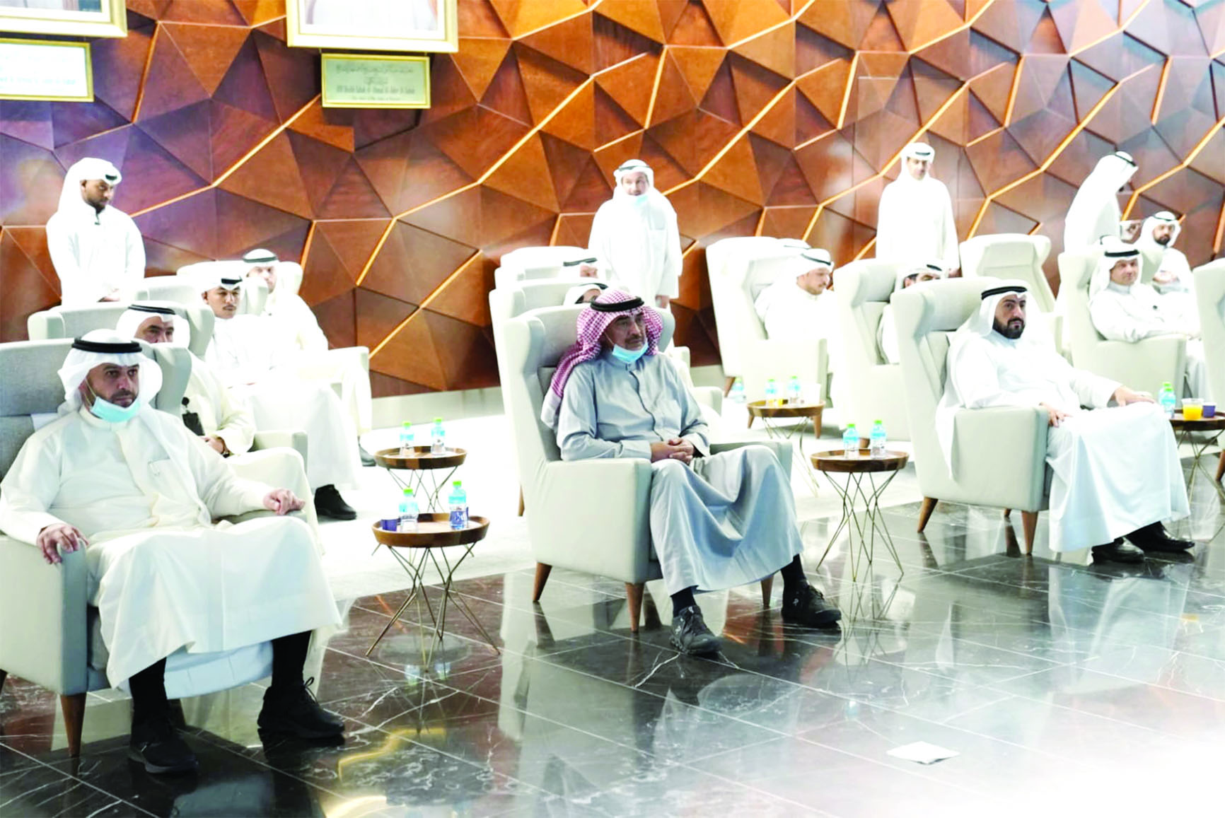 رئيس الوزراء متوسطاً وزيري الداخلية والصحة خلال الاستماع إلى شرح عن الاستعدادات