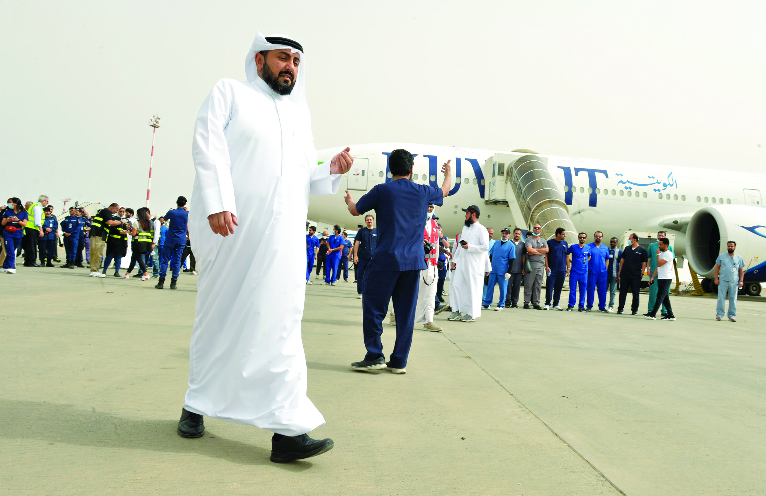 وزير الصحة لدى تفقده المطار	(تصوير أسعد عبدالله)