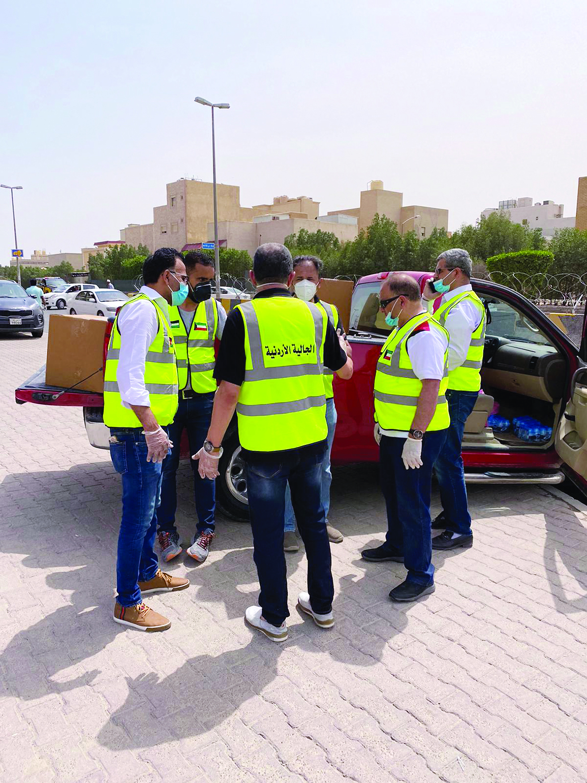 أعضاء الجالية يوزعون الخبز