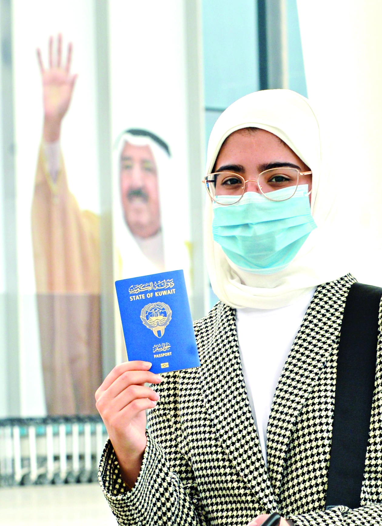مواطنة ترفع جوازها فخراً