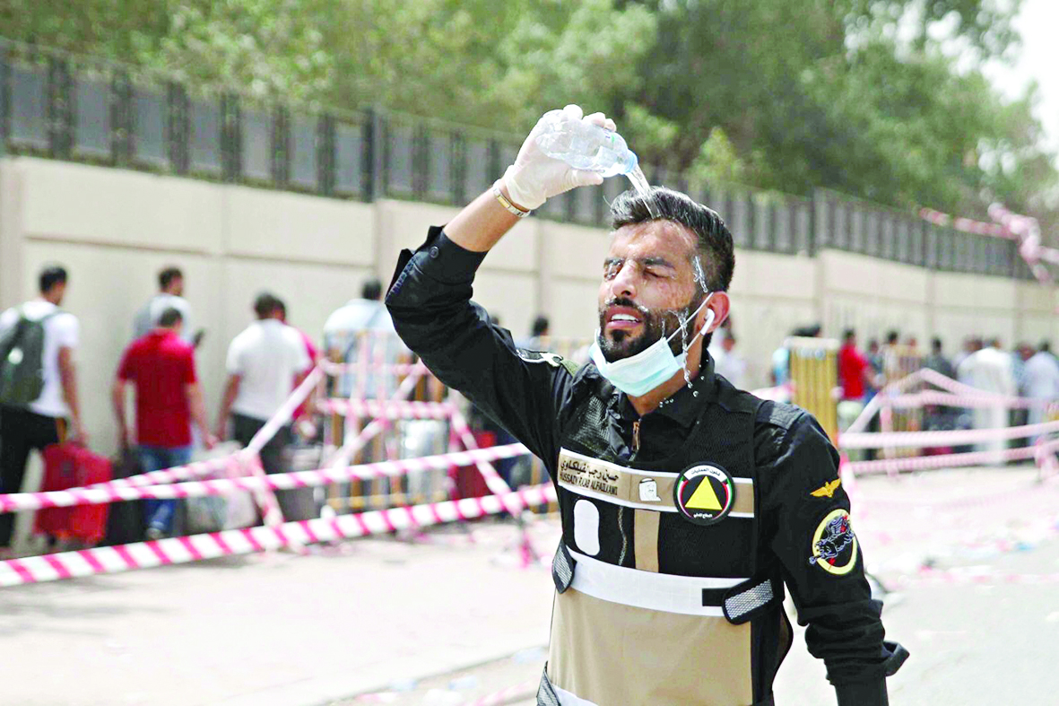 شرطي يطفئ لهيب الشمس بالمياه