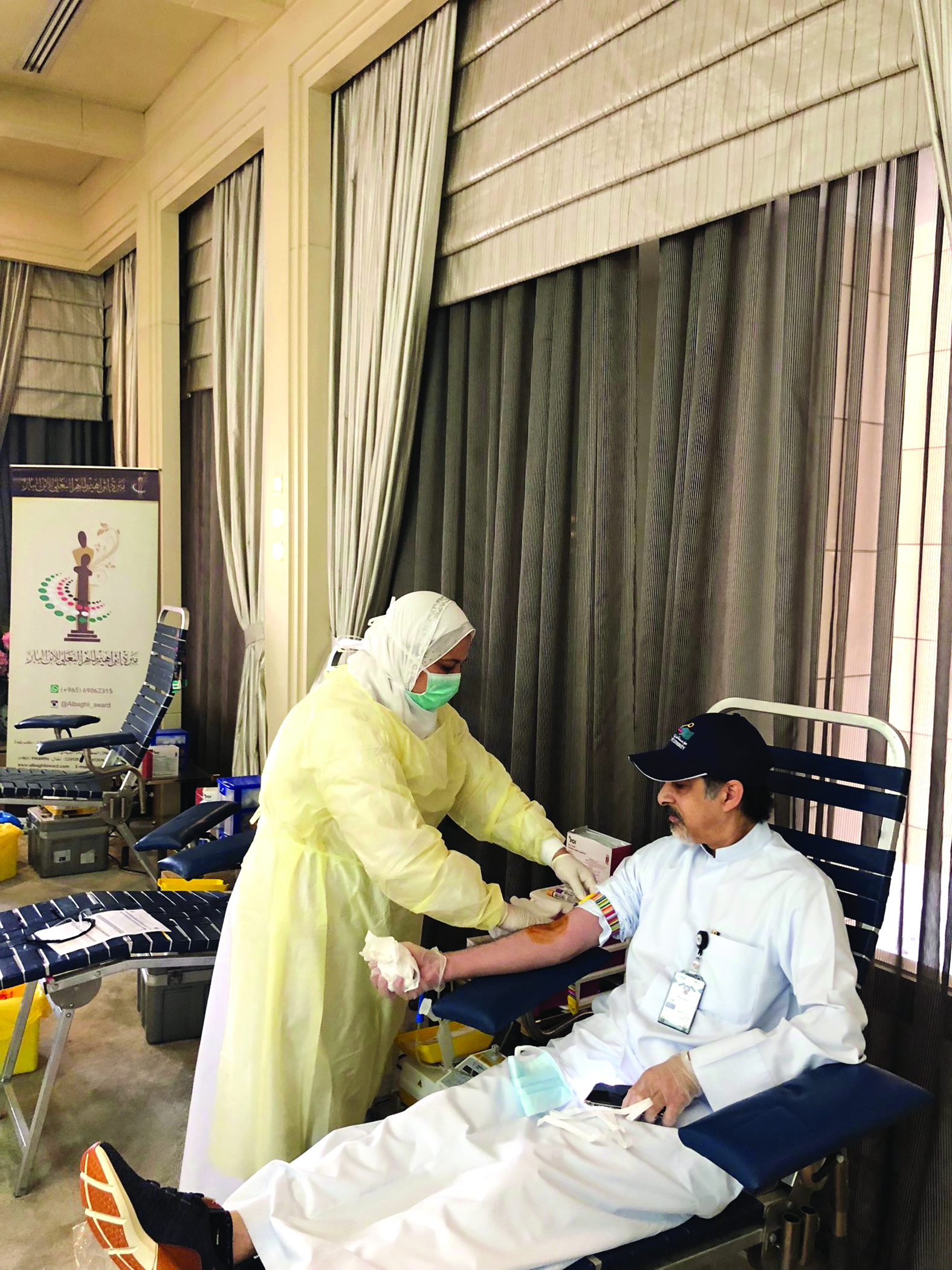 سحب الدم من أحد المتبرعين