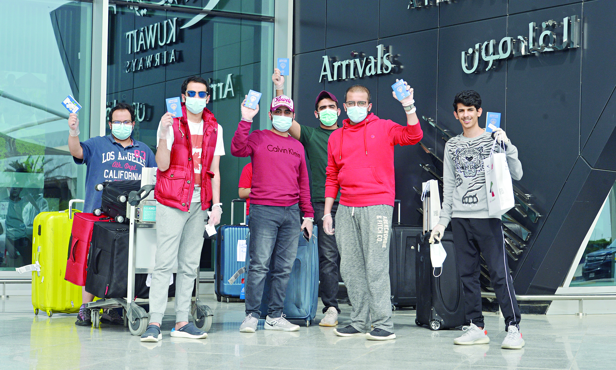 طلبة عائدون يرفعون جوازاتهم  	   (تصوير نايف العقلة)