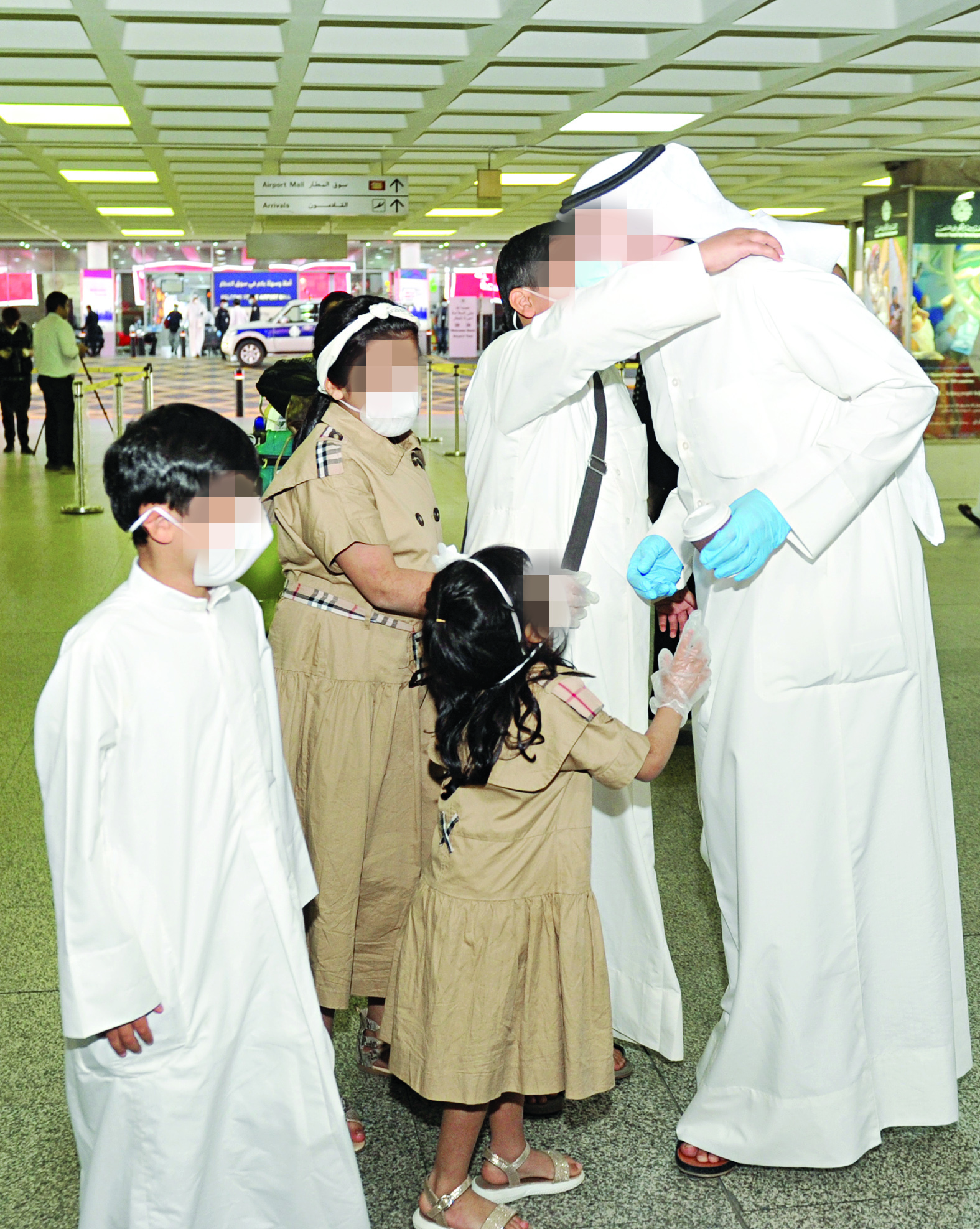 عناق بين الأب وابنه