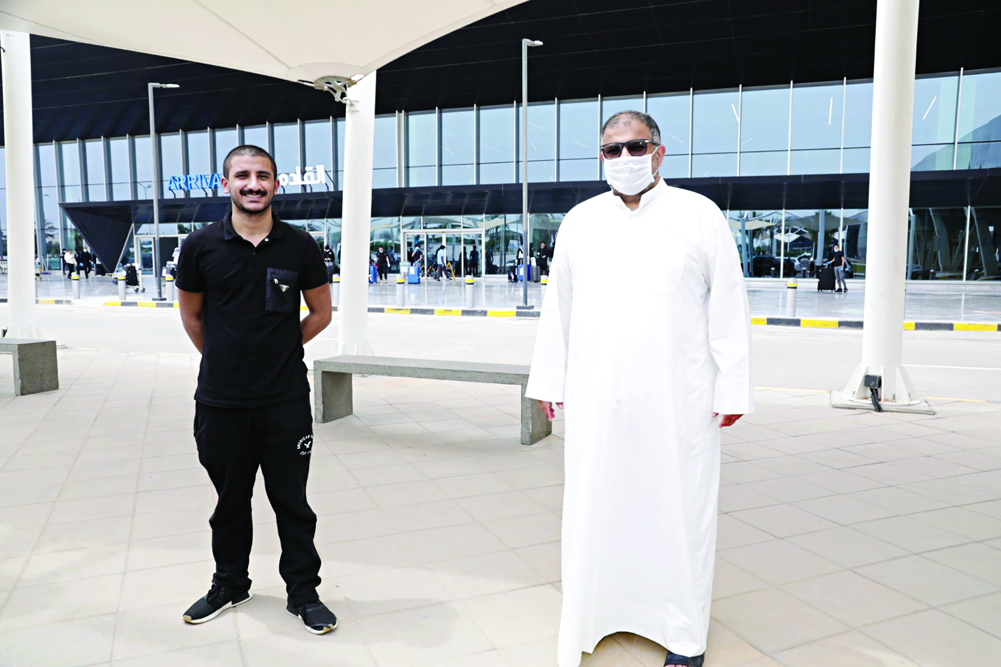 أحد الطلبة العائدين مع والده