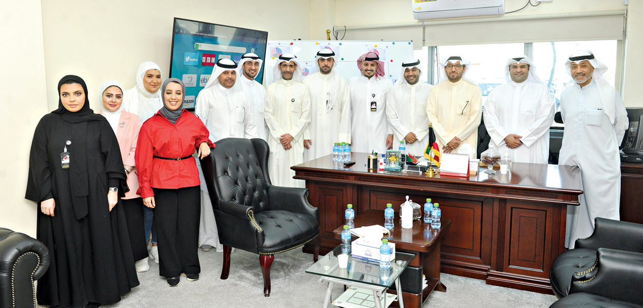 العفاسي في لقطة جماعية مع موظفي إدارة مكتب الوكيل 