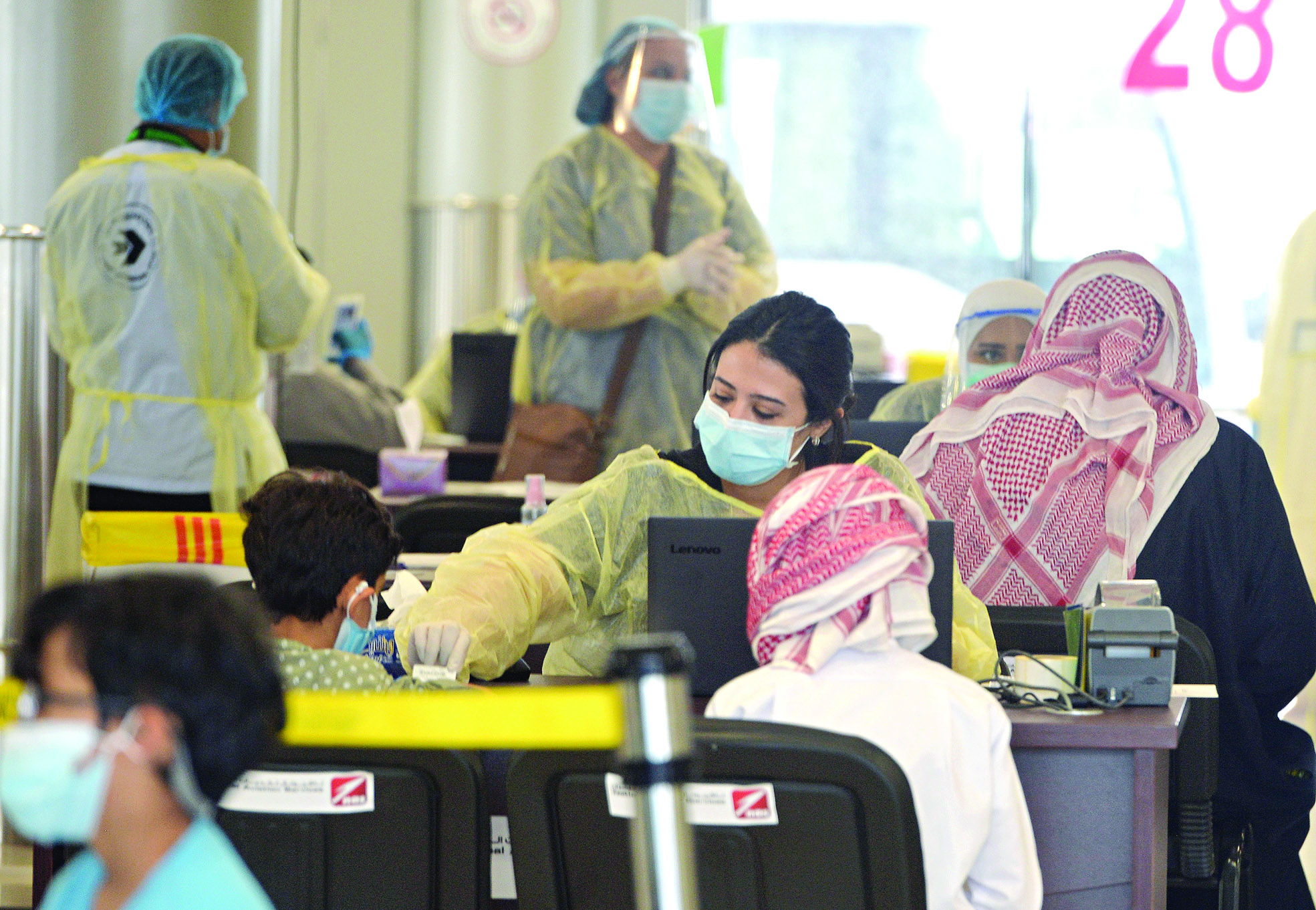 فحص العائدين في مركز وزارة الصحة