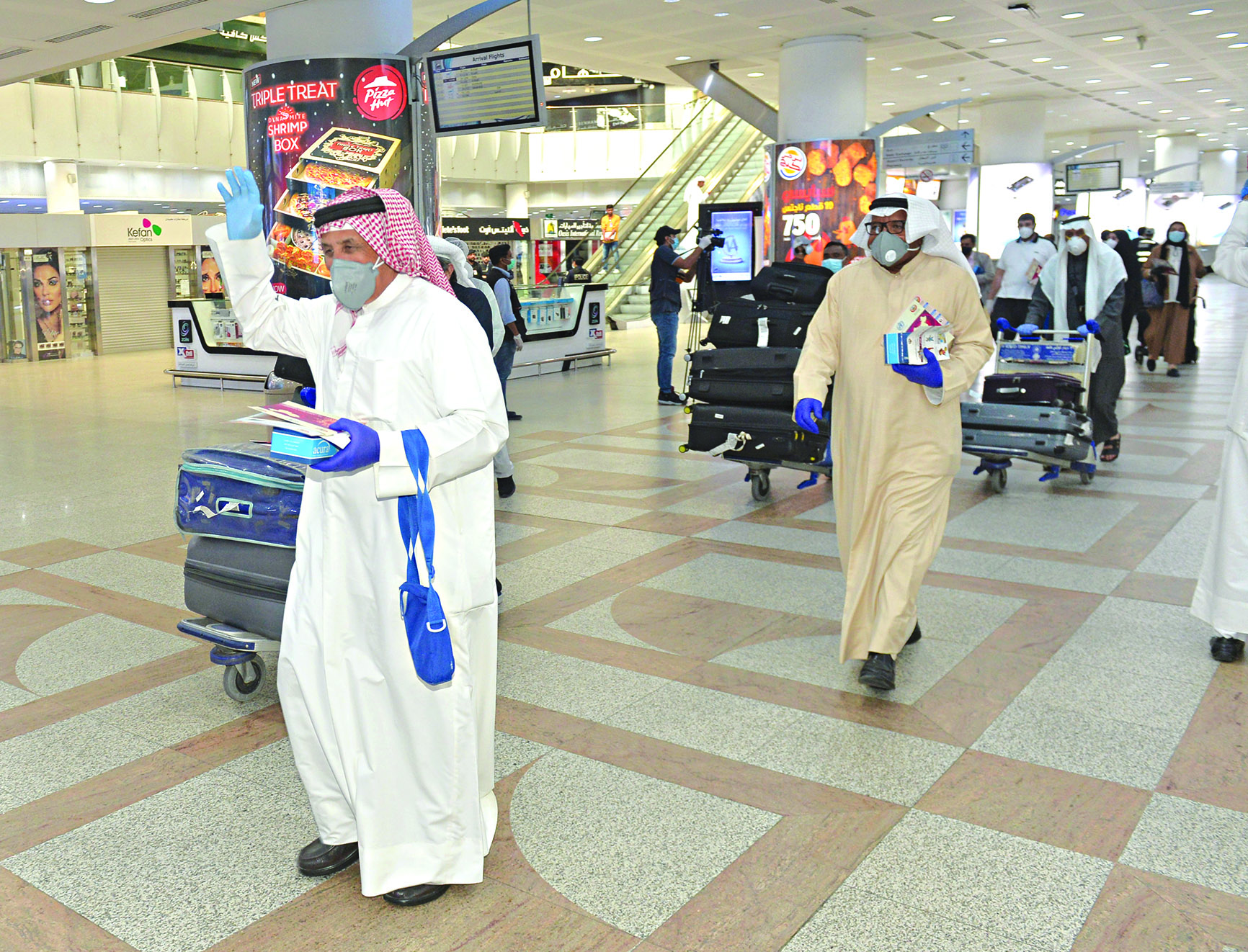 قادمون في صالة الوصول