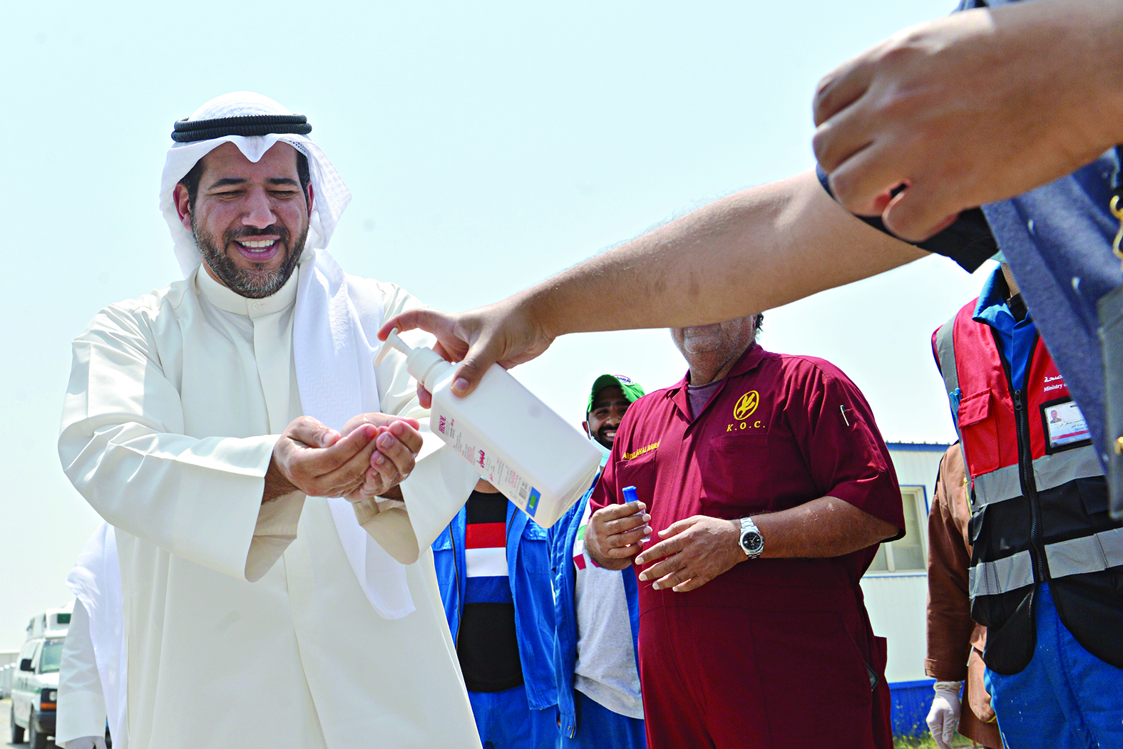 الأحمد يعقم يديه في بداية الجولة   