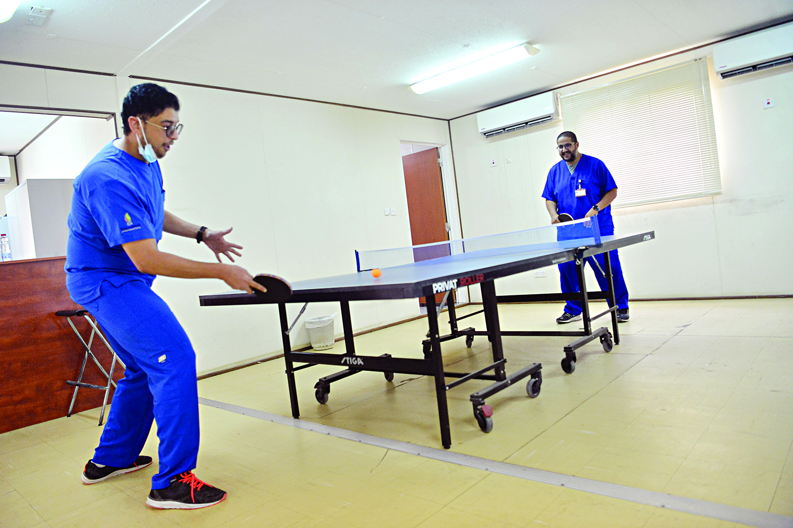 طبيبان يلعبان كرة الطاولة في صالة بالمحجر 