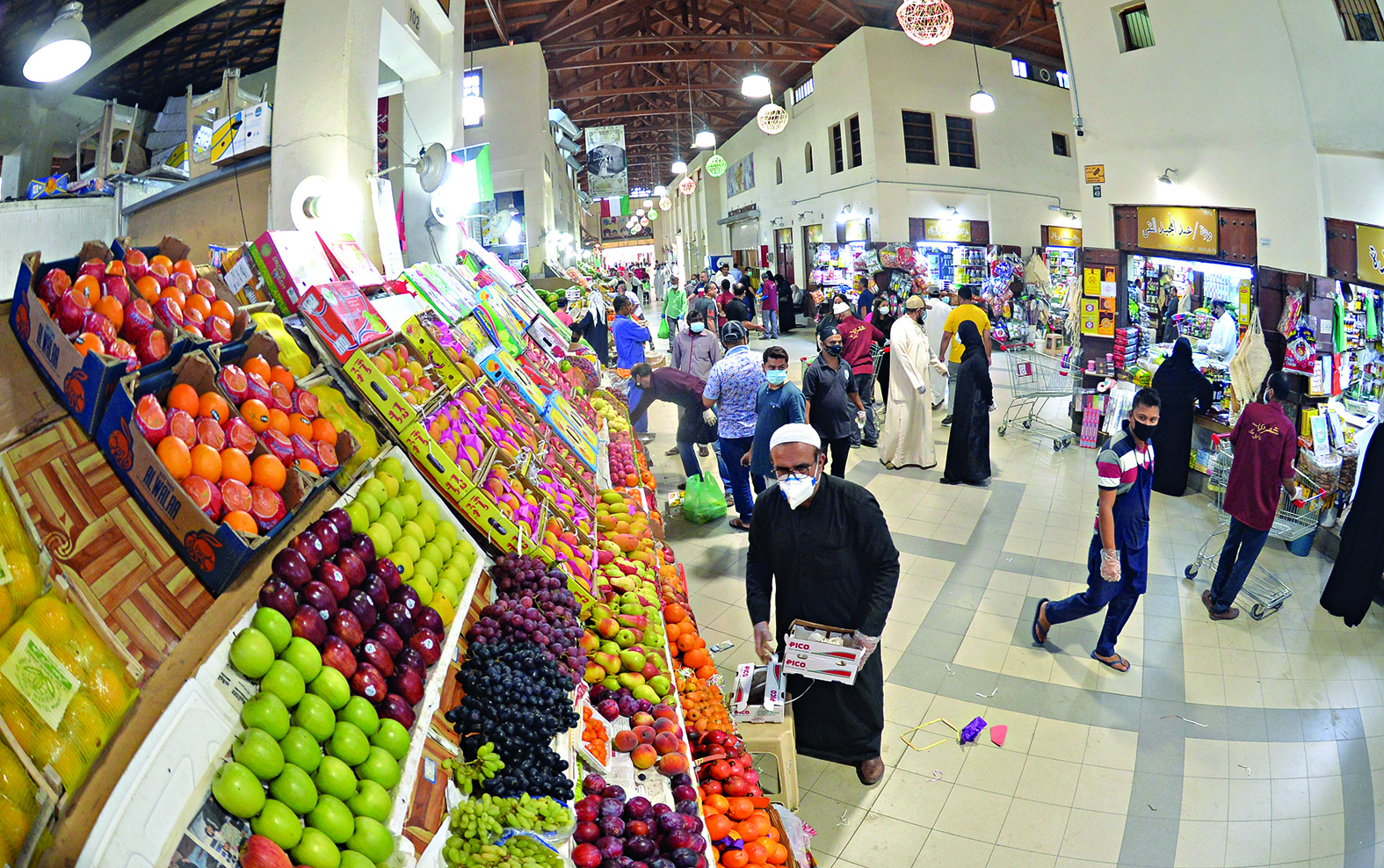 الزبائن في سوق المباركية