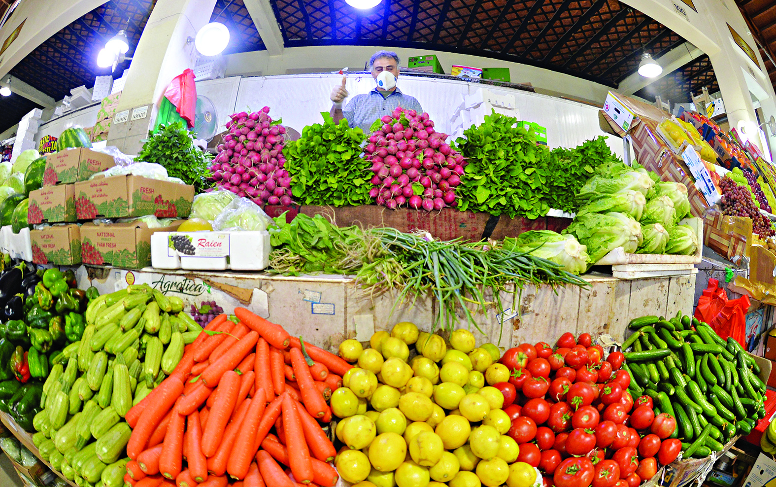 خضراوات وفواكه من مختلف الأنواع