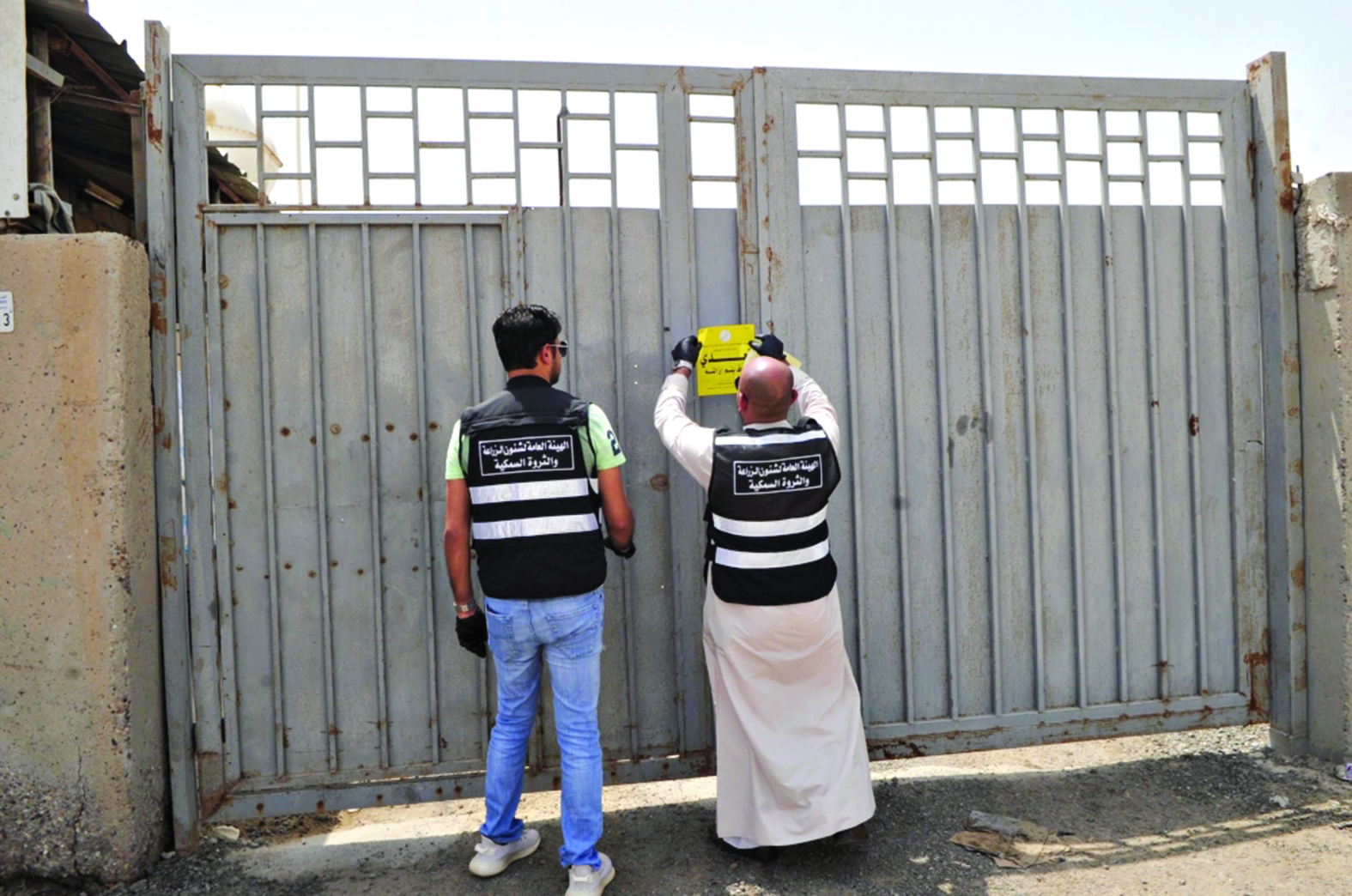 وضع إنذار على بوابة إحدى الحيازات 