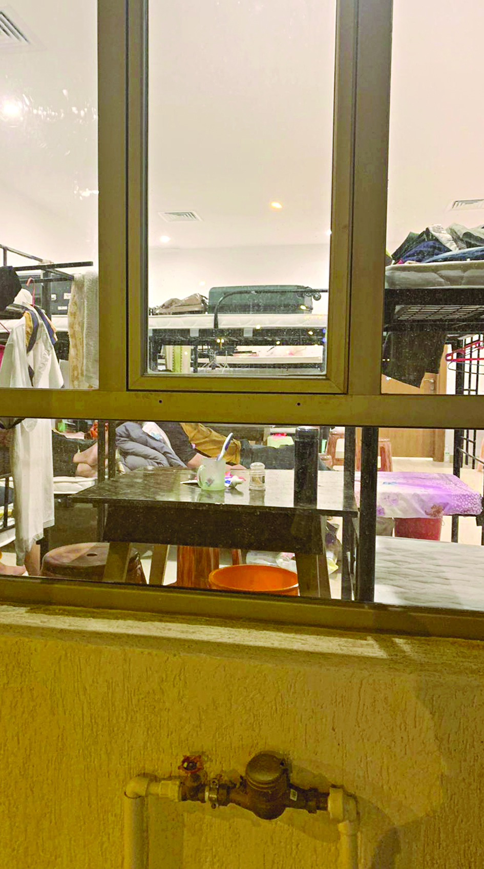 u0639u062fu062f u0643u0628u064au0631 u0645u0646 u0627u0644u0623u0633u0631u0629 u0641u064a u063au0631u0641u0629 u0648u0627u062du062fu0629 u0628u0623u062du062f u0627u0644u0645u0646u0627u0632u0644