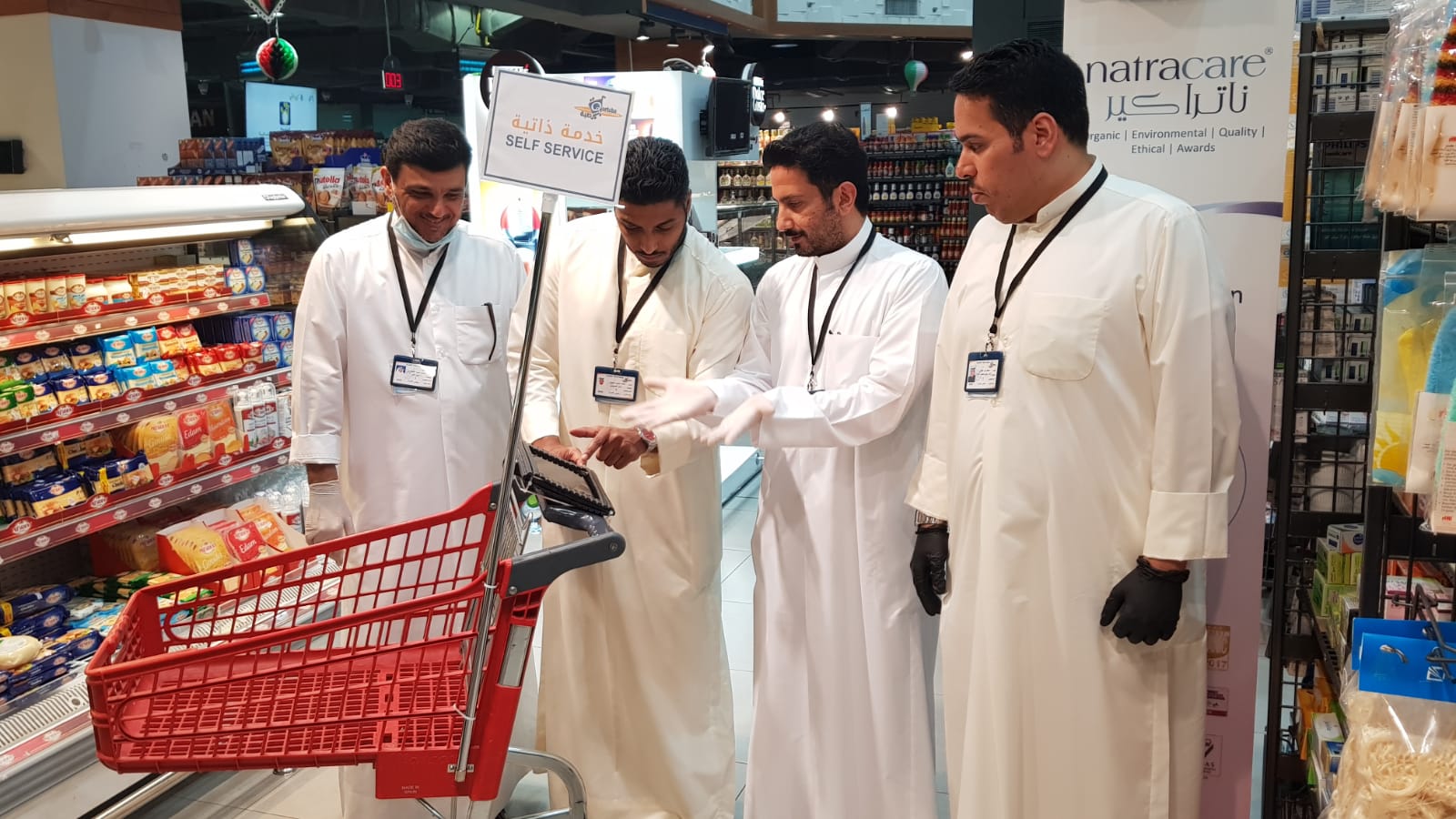 اعضاء مجلس ادارة الجمعية خلال التأكد من جاهزية عربات التسوق الذاتية