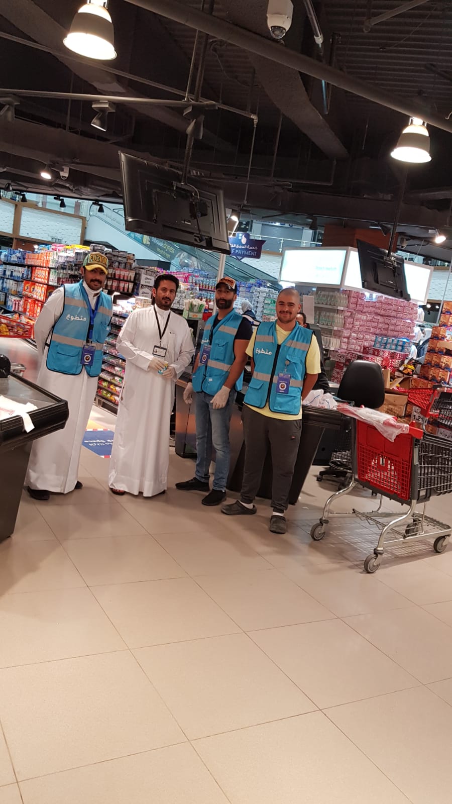 متطوعون في استقبال المتسوقين