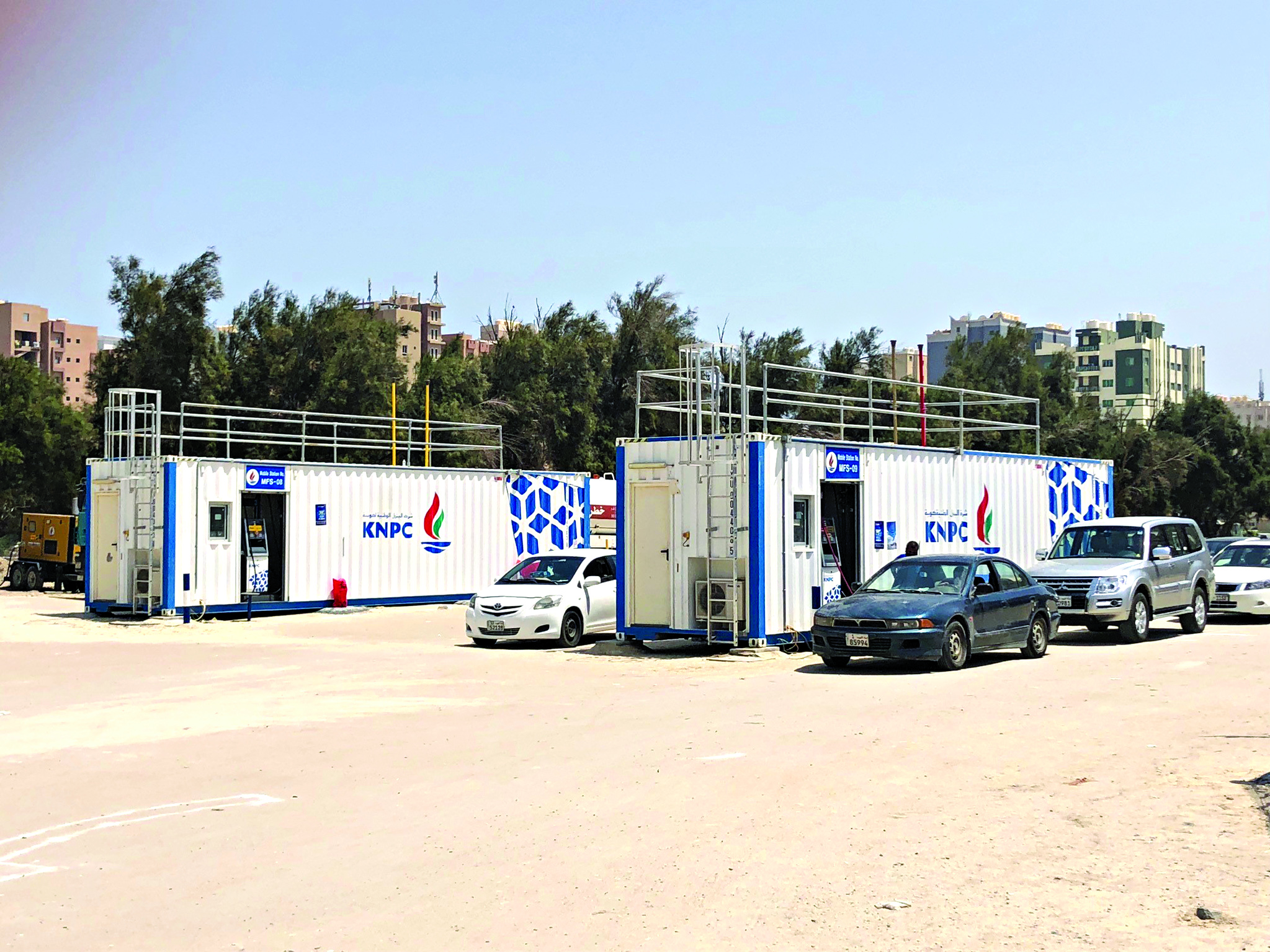 سيارات في محطة الوقود المؤقتة