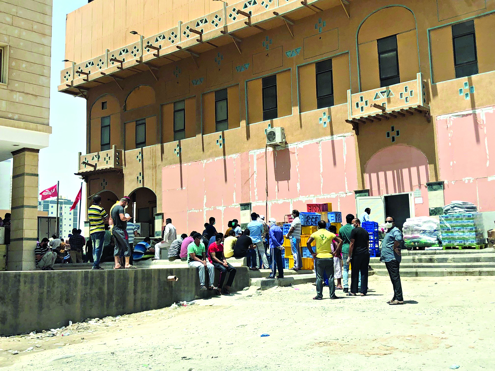 كثافة للمتسوّقين أمام مراكز التسوق