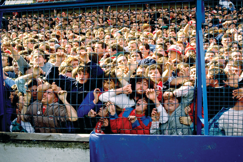 جانب من تدافع الجمهور في ملعب «هيسل» قبل وقوع المجزرة الشهيرة في 1985