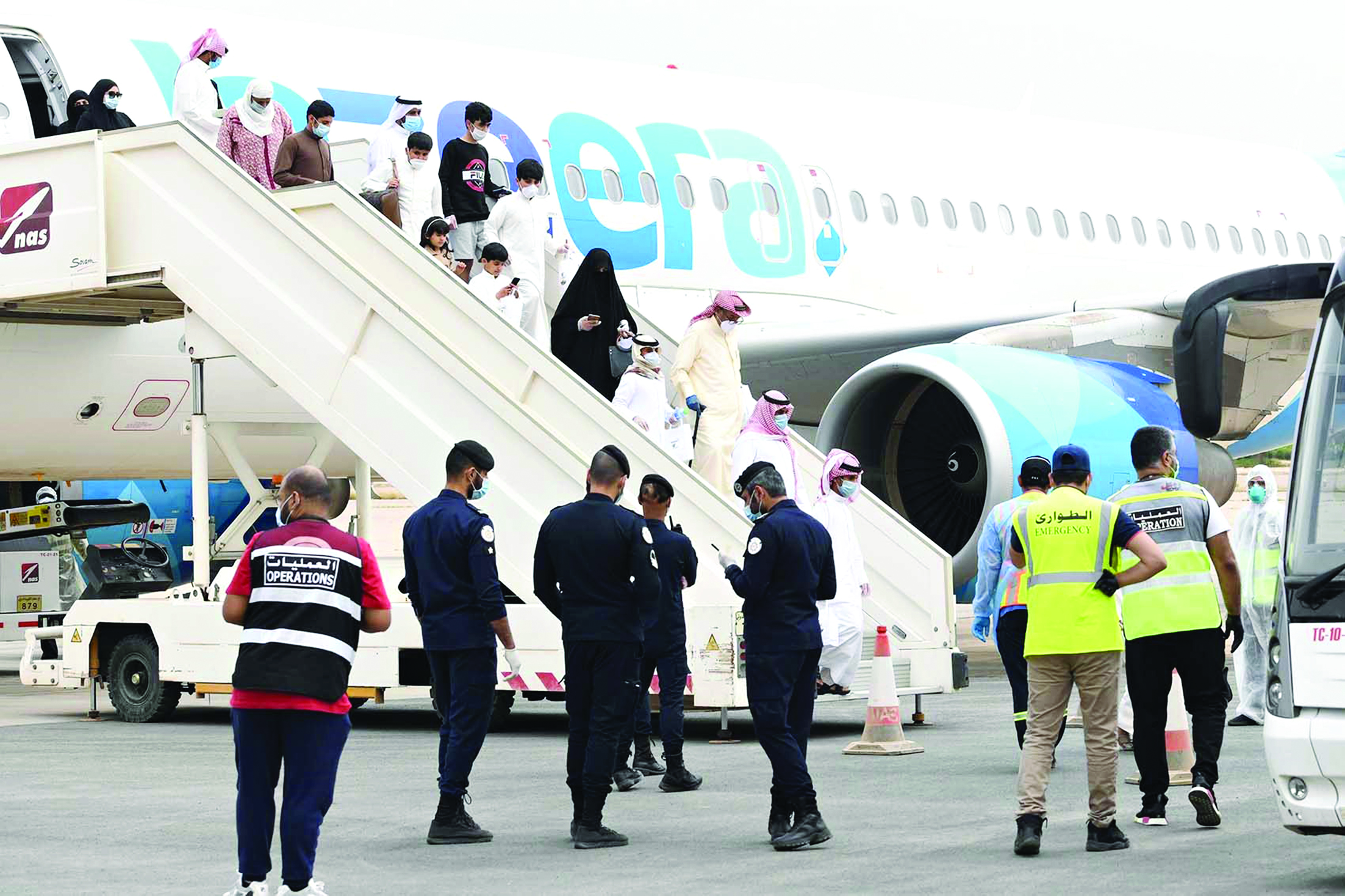 u0645u0648u0627u0637u0646u0648u0646 u0644u062fu0649 u0648u0635u0648u0644u0647u0645 u0625u0644u0649 u0627u0644u0628u0644u0627u062f u0623u0645u0633 u0639u0644u0649 u0645u062au0646 u0625u062du062fu0649 u0631u062du0644u0627u062a u00abu0637u064au0631u0627u0646 u0627u0644u062cu0632u064au0631u0629u00bb