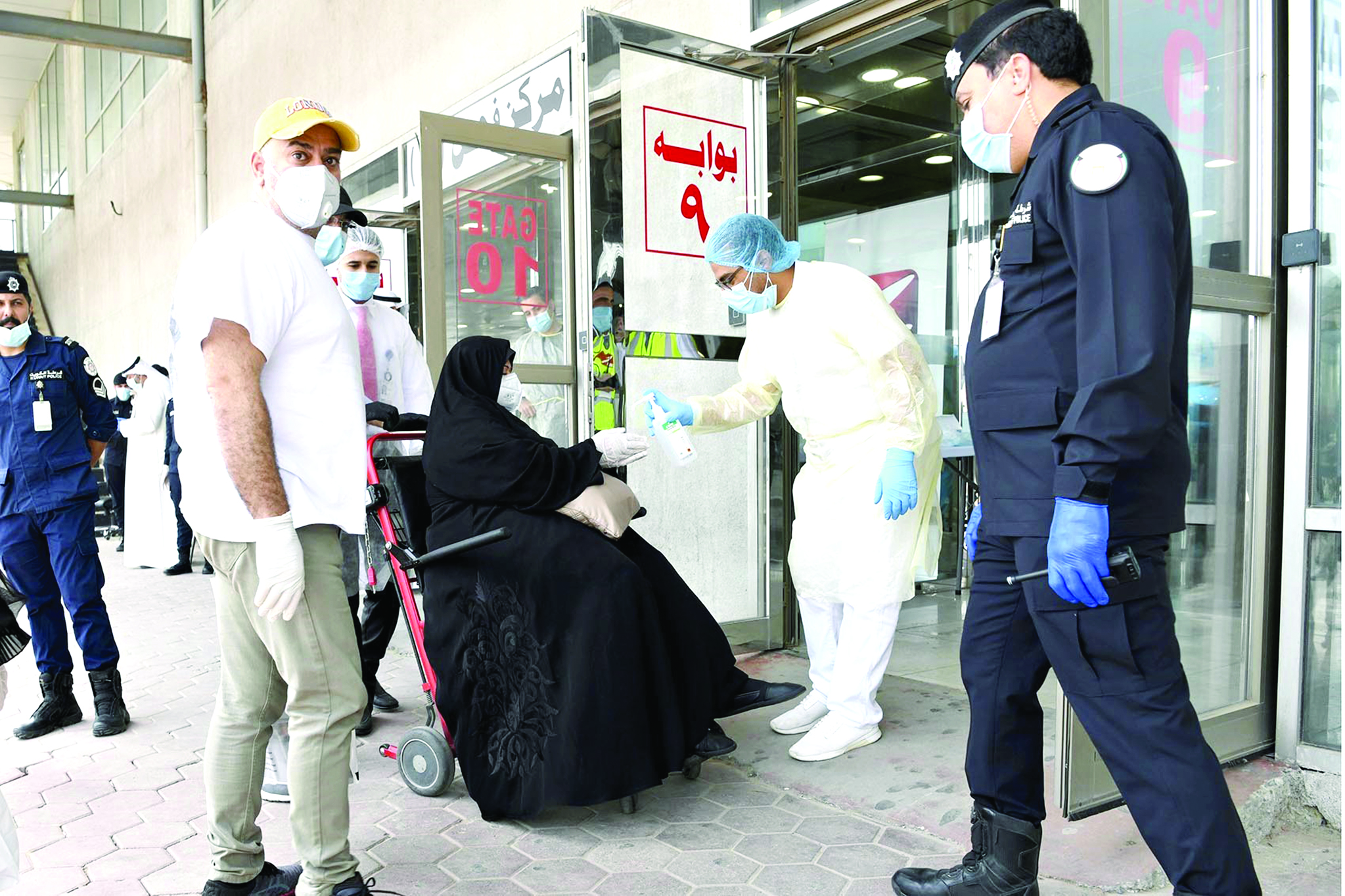 تعقيم أمام البوابات