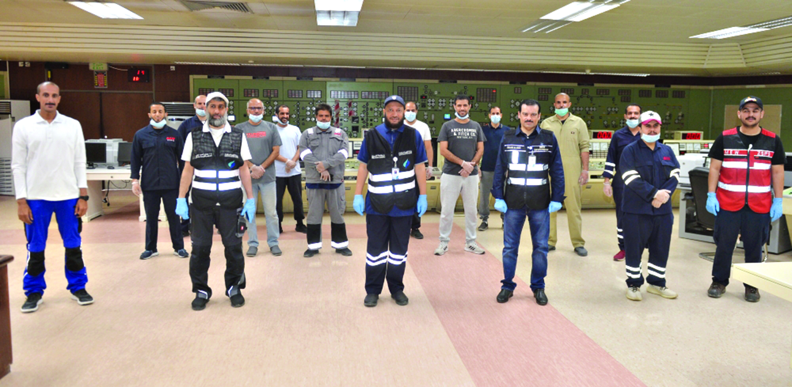 u0635u0648u0631u0629 u062cu0645u0627u0639u064au0629 u0645u0646 u063au0631u0641u0629 u0627u0644u062au062du0643u0645  t  (u062au0635u0648u064au0631 u0623u0633u0639u062f u0639u0628u062fu0627u0644u0644u0647)