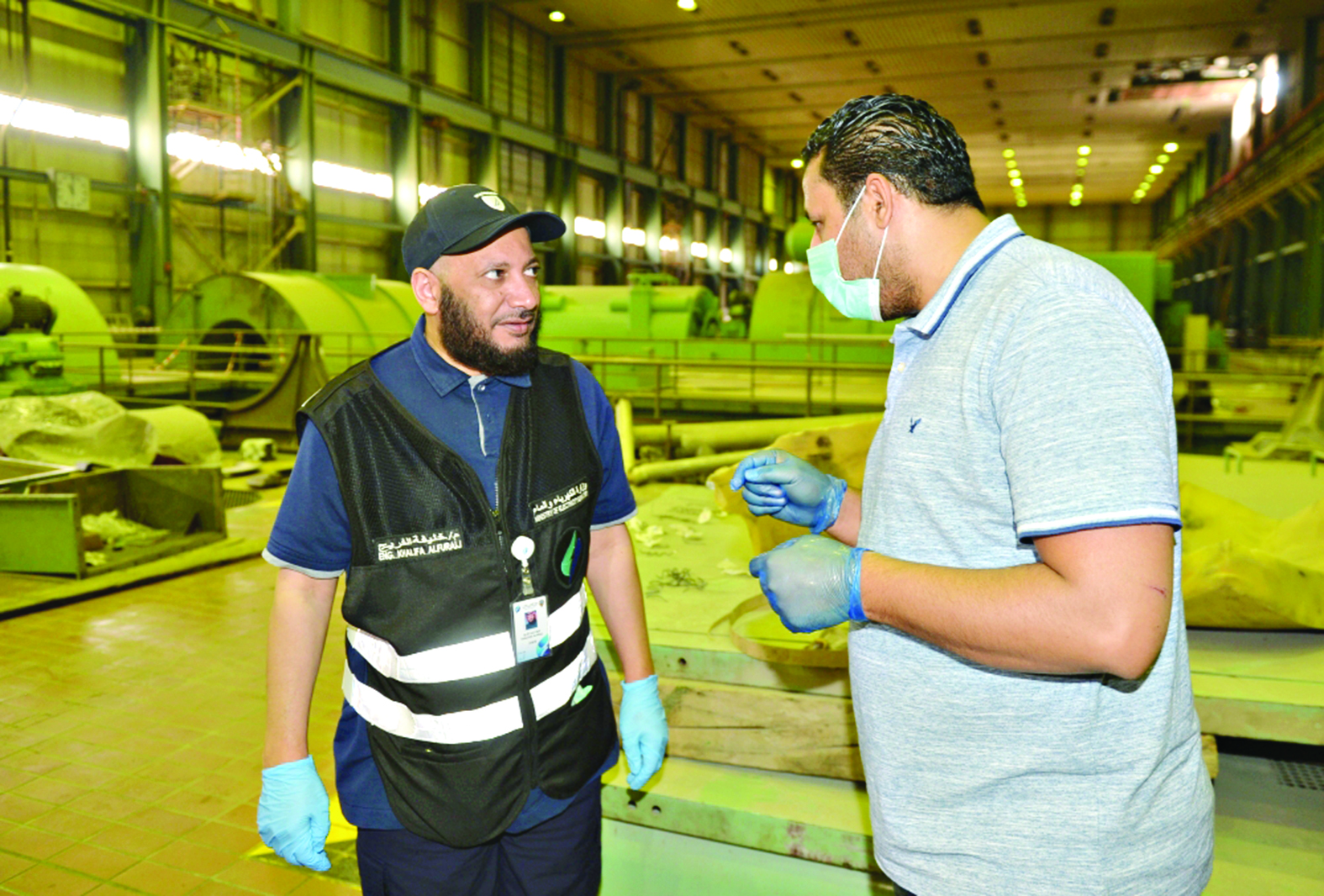 الفريج يتحدث للزميل علي العلاس